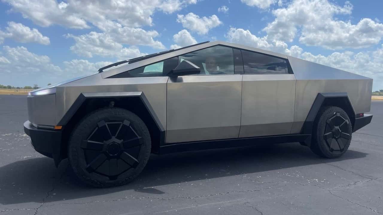 CEO of Rivian Claims Minimal Similarities Exist Between Tesla’s Cybertruck and R1T